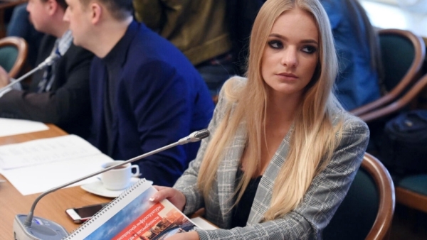 Семейные связи и финансовые скандалы: Дочь пресс-секретаря президента России под прицелом налоговой инспекции