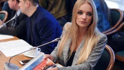 Семейные связи и финансовые скандалы: Дочь пресс-секретаря президента России под прицелом налоговой инспекции